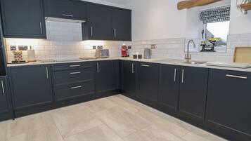 Cottage | Private kitchen | Fridge, dishwasher, electric kettle, toaster