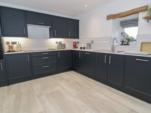 Cottage | Private kitchen | Fridge, dishwasher, electric kettle, toaster