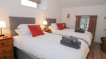 Cottage | 2 bedrooms, individually decorated, individually furnished, free WiFi