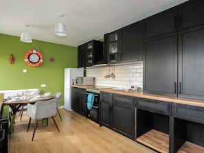 Fridge, dishwasher, cookware/dishes/utensils