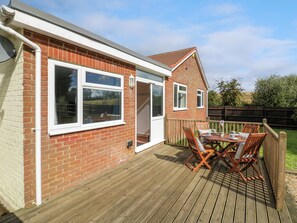 Outdoor dining - Fenny Marina Cottage (Southam)