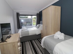 3 bedrooms, individually decorated, individually furnished, free WiFi - Fenny Marina Cottage (Southam)