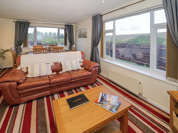 Living area - Fenny Marina Cottage (Southam)