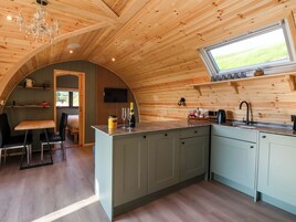 Refrigerador, tetera/pava eléctrica, utensilios de cocina