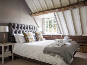 2 quartos, individualmente decorados, individualmente mobiliados