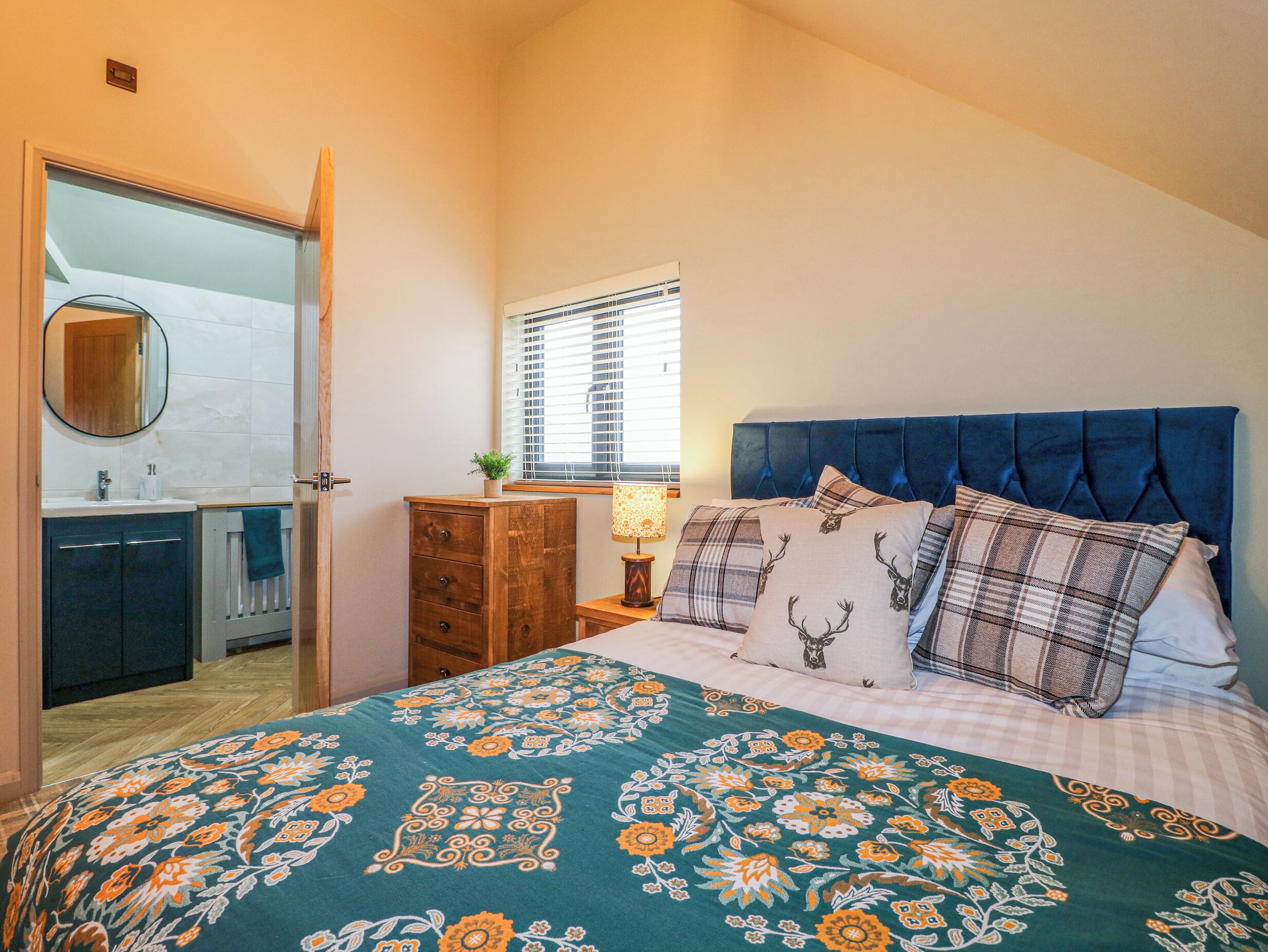 1 habitación, decoración personalizada y muebles diferentes 