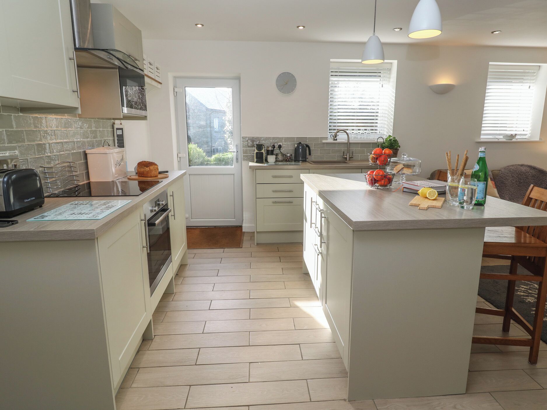 Frigorifero, lavastoviglie, bollitore elettrico, tostapane