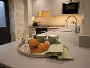 Kjøleskap, oppvaskmaskin, vannkoker og kjøkkenutstyr