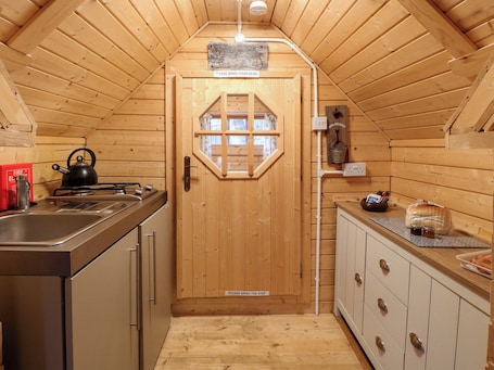 Fridge, cookware/dishes/utensils