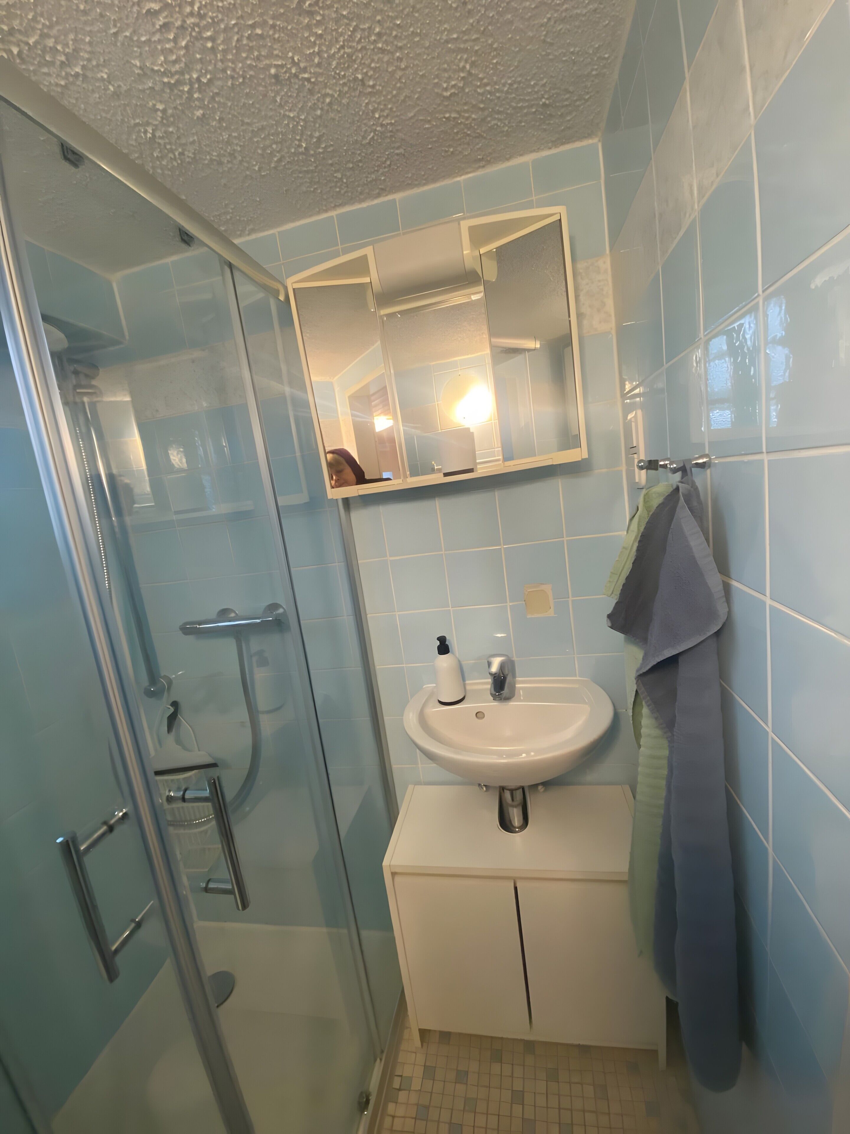 Een douche, een haardroger, handdoeken