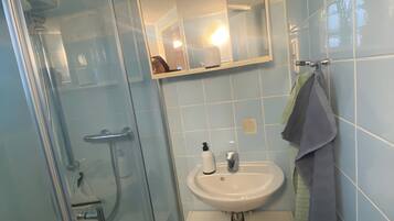 Een douche, een haardroger, handdoeken