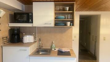 Een koelkast, een magnetron, een kookplaat