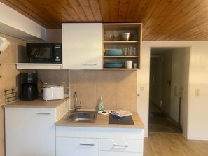 Refrigerador, microondas, placa de cocina, cafetera/tetera