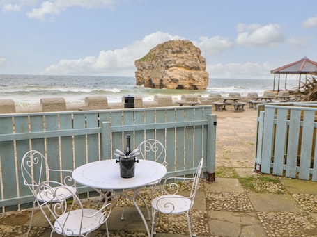 Outdoor dining. The Beach Apartment