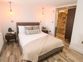 1 bedroom, individually decorated, individually furnished