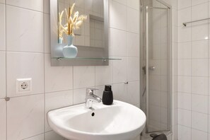 Shower, hair dryer, towels - 2.5-Room Apartment with Kitchen and Terrace (Freiburg im Breisgau)
