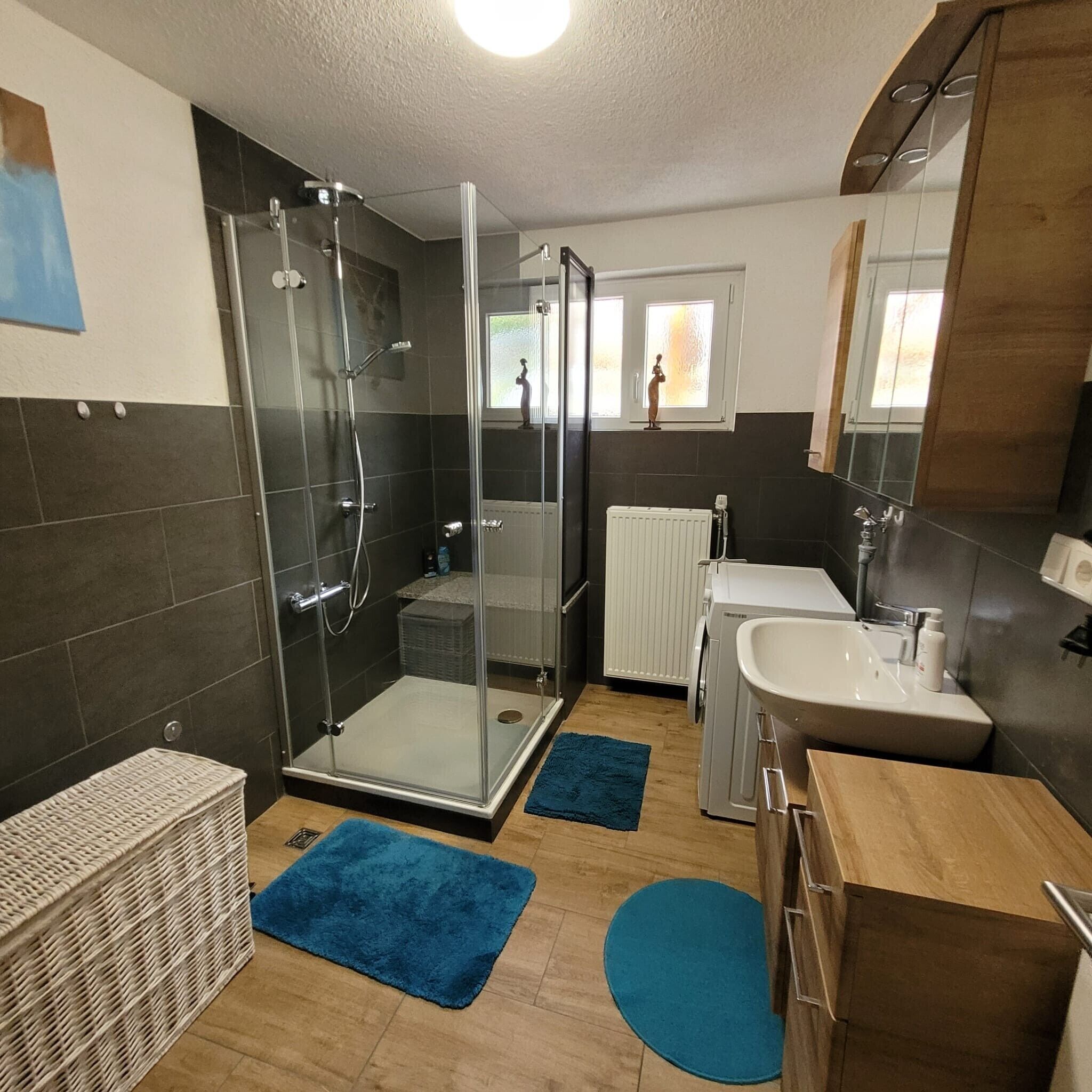 Douche, sèche-cheveux, serviettes fournies