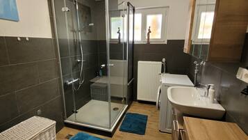 Douche, sĂšche-cheveux, serviettes fournies