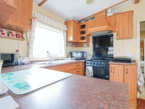 Geladeira, chaleira elétrica, torradeira