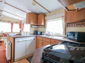 Kühlschrank, Wasserkocher, Toaster, Kochgeschirr/Geschirr/Besteck