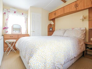 2 Schlafzimmer, individuell dekoriert, individuell eingerichtet