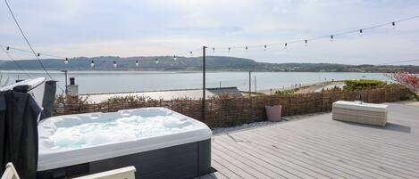 Cottage | Outdoor spa tub
