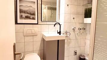 Douche, sĂšche-cheveux, serviettes fournies