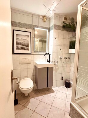 Een douche, een haardroger, handdoeken