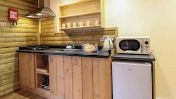 Refrigerador, tetera eléctrica, tostadora y utensilios de cocina
