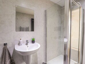 Shower - Beach View, 3 The Granary (Banff)