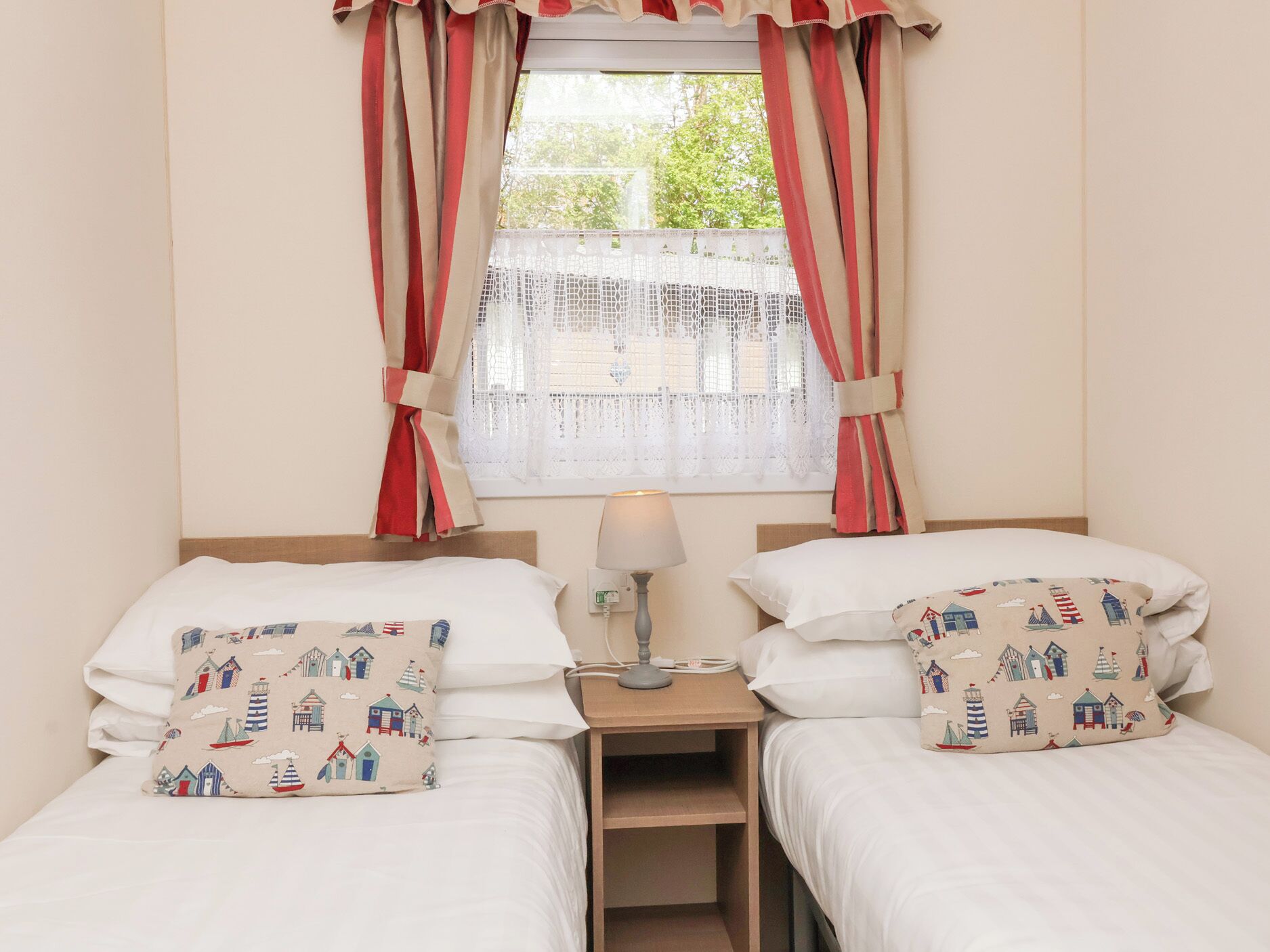 Casa de campo | 2 dormitorios, decoración individual, mobiliario individual