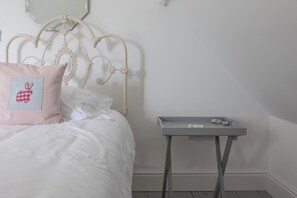 5 quartos, individualmente decorados, individualmente mobiliados