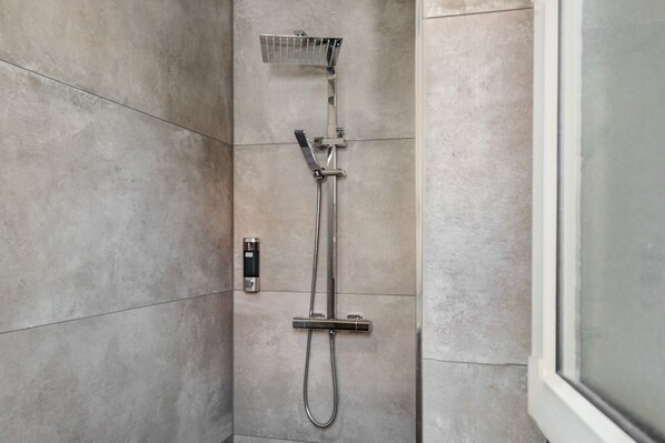 Een douche, een haardroger, handdoeken