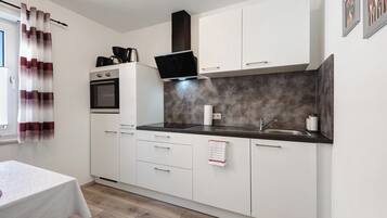 Fridge, oven, stovetop, dishwasher