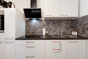 Fridge, oven, stovetop, dishwasher