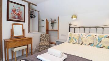 2 Schlafzimmer, individuell dekoriert, individuell eingerichtet