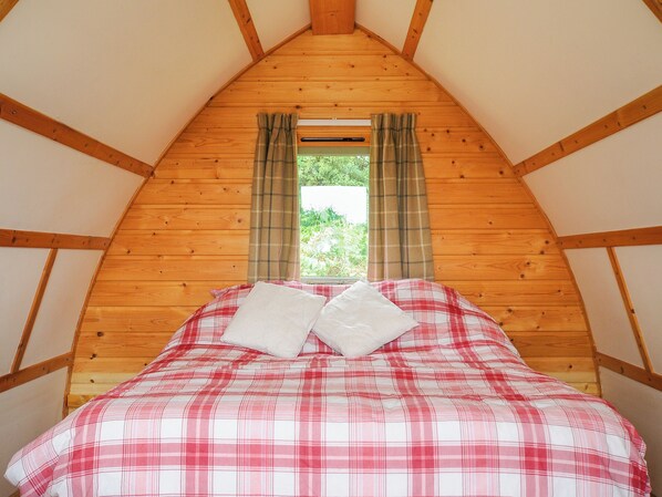 1 bedroom, individually decorated, individually furnished - Bull Shed @ Penbugle Organic Farm (Liskeard)