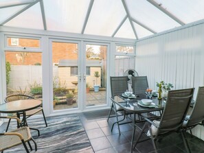 Outdoor dining - Seahills (Lyme Regis)