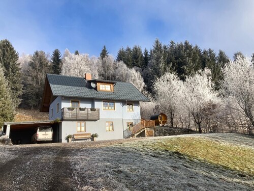 Ferienhaus 'Bei Schönwetter' mit Bergblick, privater Terrasse und Wi-Fi