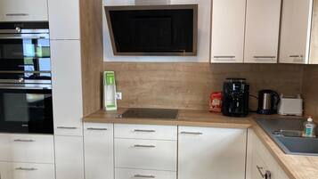 Kühlschrank, Mikrowelle, Ofen, Herdplatte