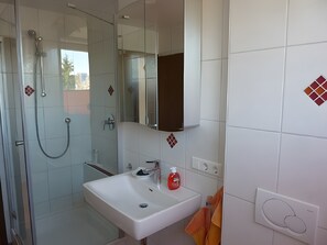 Een douche, een haardroger, handdoeken