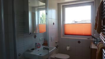 Dusche, Haartrockner, Handtücher