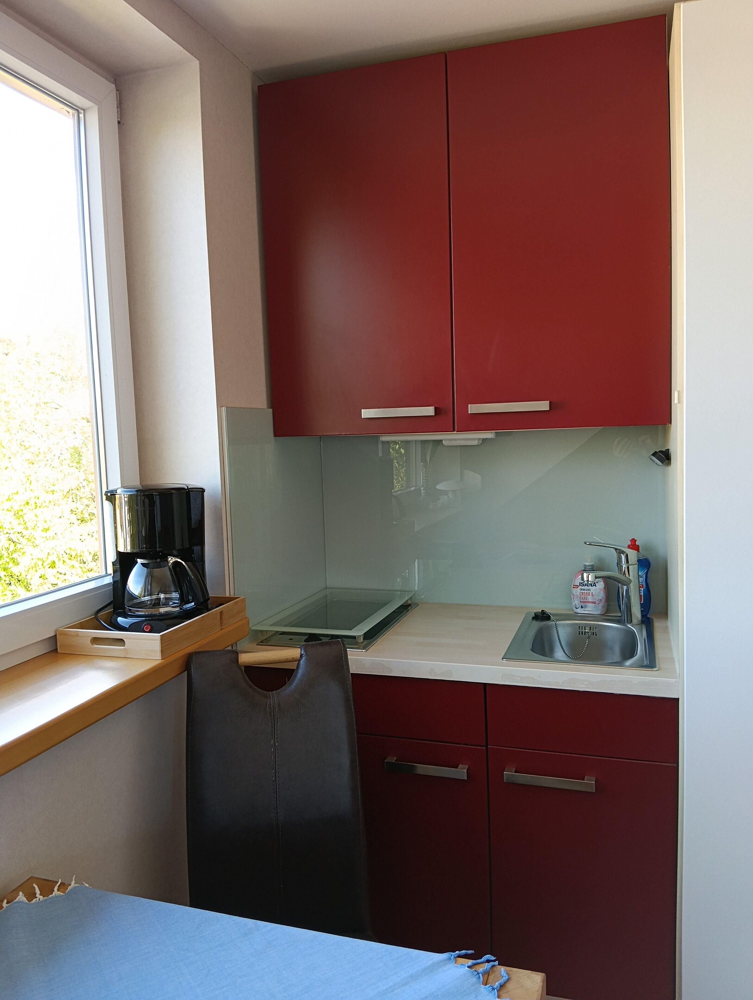 Wasserkocher mit Kaffee-/Teezubehör, Kühlschrank, Herdplatte