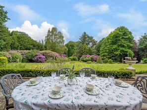 Outdoor dining - Hallfield Hall (Alfreton)