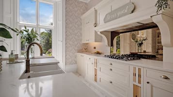 Dishwasher, cookware/dishes/utensils