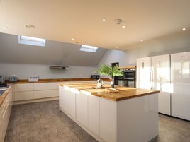 Frigorífico, lavavajillas, hervidor eléctrico y tostadora