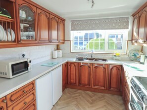 Fridge, electric kettle, cookware/dishes/utensils - Samson's Place (Porthmadog)