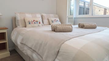 2 kamar tidur dan didekorasi berbeda-beda