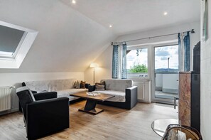 Fernseher, Kamin, DVD-Player, Stereoanlage