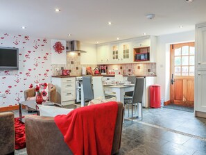 Fridge, dishwasher, electric kettle, toaster - Poppy Cottage (Exeter)